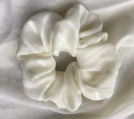 Scrunchie XL - ivoor gemêleerd - hand made - romantisch - ideaal voor een bruiloft - 1e communie