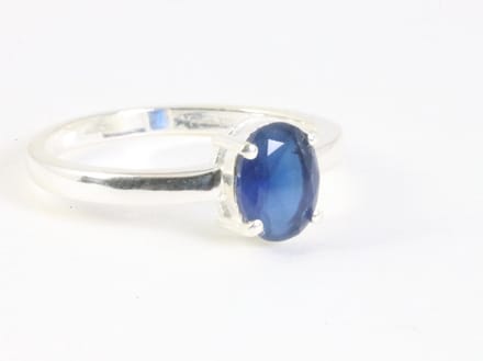 Fijne hoogglans zilveren ring met blauwe saffier - maat 16