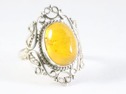 Opengewerkte zilveren ring met amber - maat 19