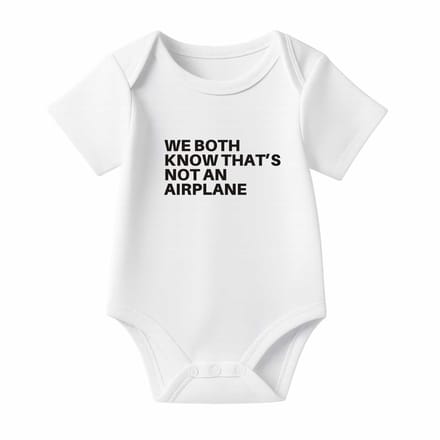 Romper met Tekst Baby – We both know that’s not an airplane – Wit – Korte mouw – Maat 74/80