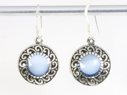 Bewerkte ronde zilveren oorbellen met blauwe schelp