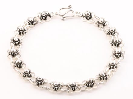 Fijn bewerkte zilveren schakelarmband - lengte 19 cm.