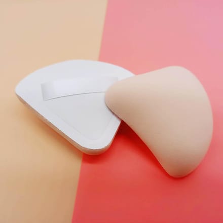 Houppette de maquillage Éponge synthétique Douce Utilisation sèche et humide Houppette pour poudre libre pour Correcteur Crème BB Triangulaire Triangle white