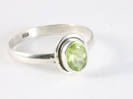 Fijne zilveren ring met peridoot - maat 18