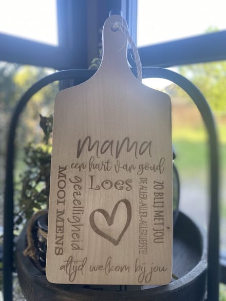 Creaties van Hier - serveerplankje - mama - gepersonaliseerd cadeau - 35 cm - hout - moederdag cadeautje