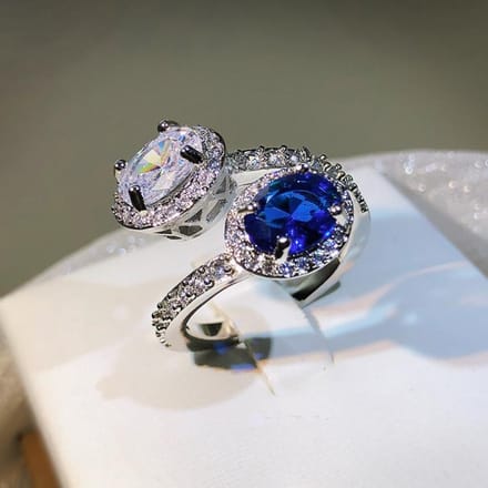 Fait référence à la bague bleu brillant pur corps incrusté 7 yard opening gray