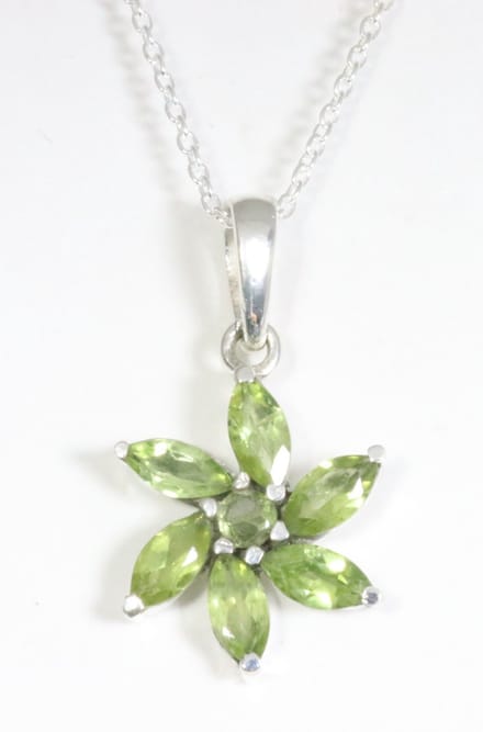 Zilveren hanger met peridoot aan ketting