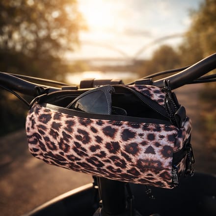 Luipaard leopard stuurtas voor fiets