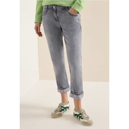Mid Waist straight leg jeans in casual fit