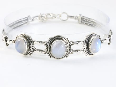 Bewerkte zilveren armband met regenboog maansteen