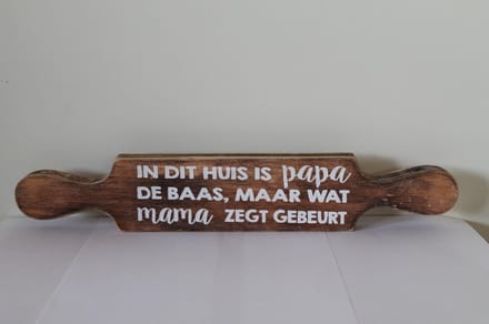 tekstbord "deegroller" in dit huis is papa de baas...