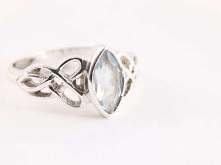 Fijne opengewerkte zilveren ring met blauwe topaas - maat 16