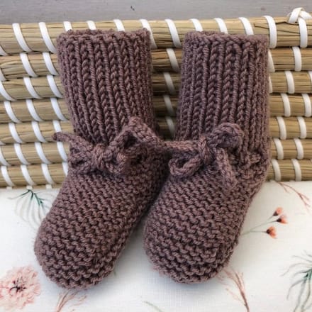 Gebreide babyslofjes - Kort - Donkerbeige - Merino Wol - Lovely Stitches