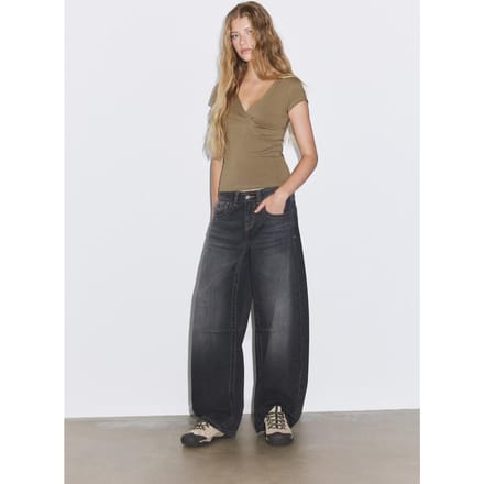 Stradivarius T-shirt met korte mouw en snit onder de borst  Kaki M