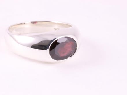 Hoogglans zilveren ring met granaat - maat 18