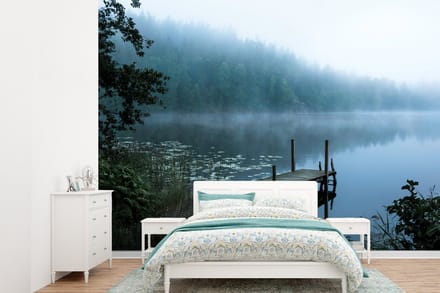 Behang - Fotobehang Natuur - Meer - Bos - Mist - Breedte 385 cm x hoogte 280 cm