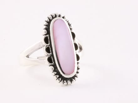 Bewerkte zilveren ring met roze parelmoer - maat 20