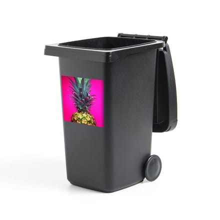 Container sticker Ananas - Close up van ananas tegen roze achtergrond - 40x40 cm - kliko sticker - weerbestendige containersticker