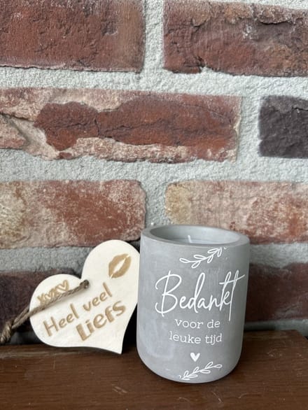 Creaties van Hier – Cement Candle Leuke tijd met houten hartje- 8 cm – Cement – Kaars