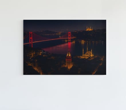 Canvas Schilderij - Istanbul nacht stadspanorama met brug - 90x60 cm