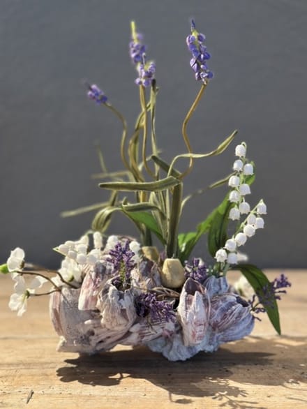 Decoratieve barnacle schelp met kunstbloemen 30 cm – Seta Fiori