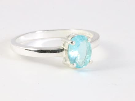 Fijne hoogglans zilveren ring met blauwe topaas - maat 18.5