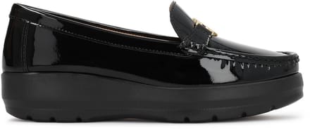 Lacquered slip-on shoes on a thick sole