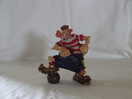 Parastone Beeld Joop Klepzeiker Voetbalheld KLO 4 met certificaat. 13X8X12CM.