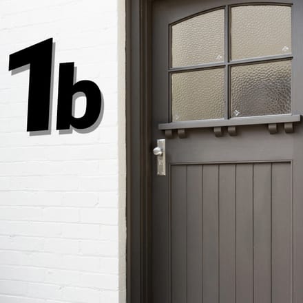 Huisnummer Zwart acryl - Letter b - Hoogte 15cm (blinde bevestiging)