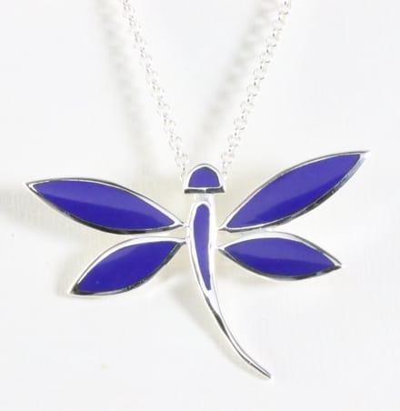 Grote zilveren libelle hanger met lapis lazuli aan ketting