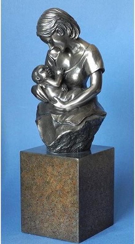MadDeco - beeldje - vrouw - met - baby - op - sokkel