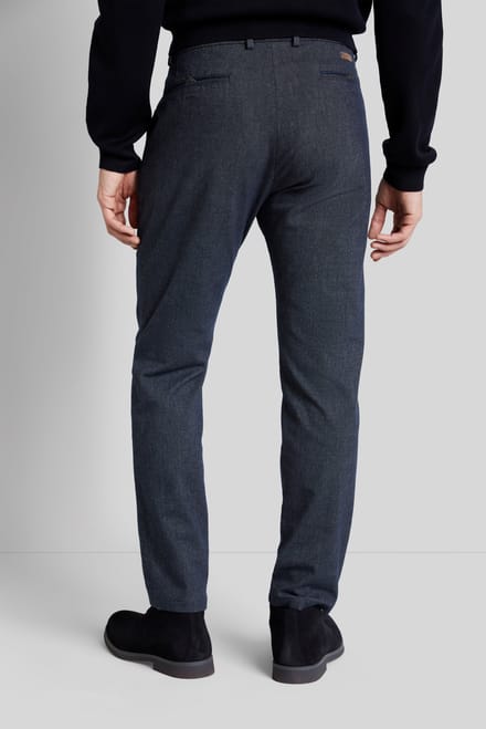 Bugatti Herren Een chino met een nauwsluitende pasvorm