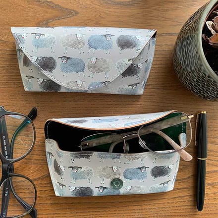 Alex Clark Spectacle Cases Sheep ~ Brillenkoker Schapen