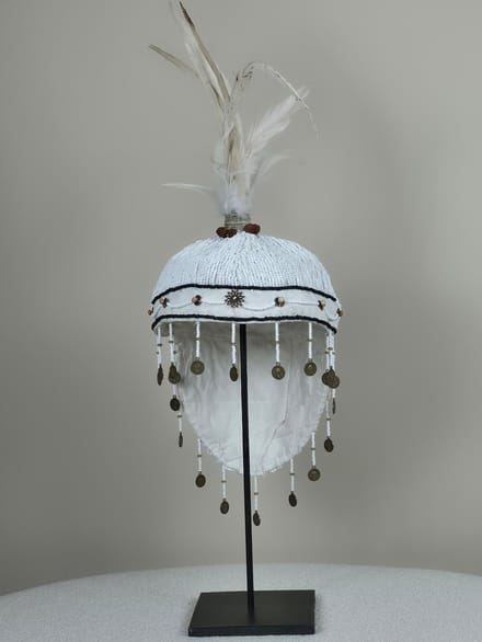 Blitzdeco - Decoratieve Helm - Serenity Collection - Witte Kralen - Gouden Accenten & Veren