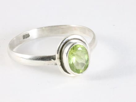 Fijne zilveren ring met peridoot - maat 15.5