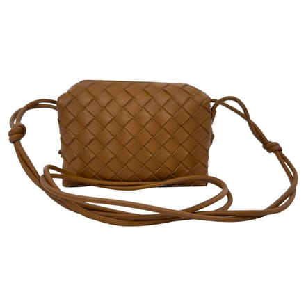 Bottega Veneta Mini Loop Camera Tas in Bruin Lamsleer