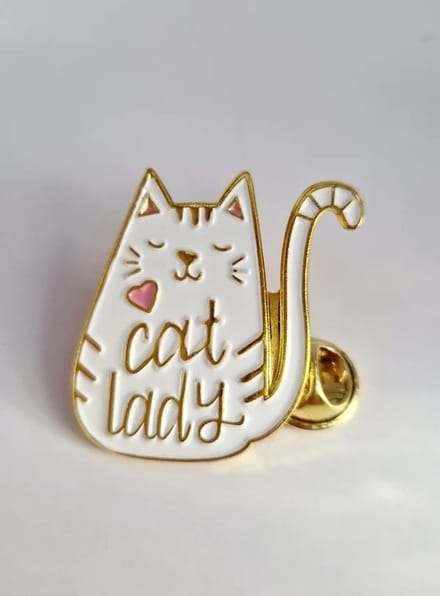 Broche Cat Lady wit - sierspeld kat - kattenvrouwtje - sjaalspeld