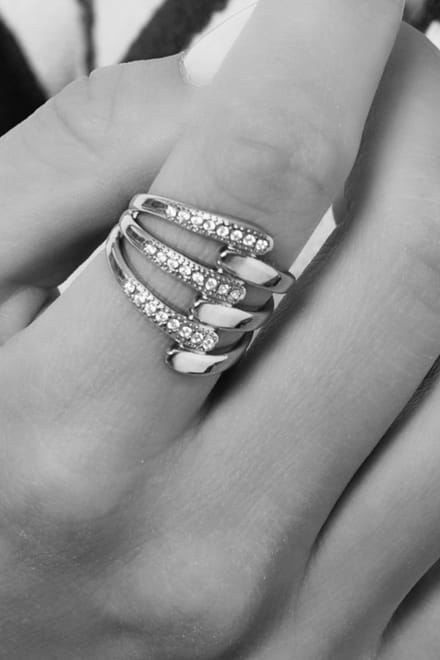Laagjes ring met steentjes