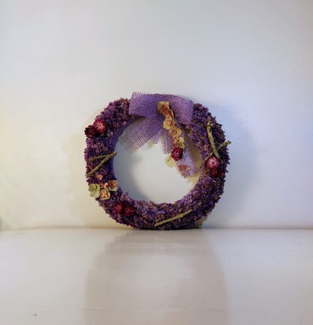 Charmante krans van paarse jutte met strik en hortensia diameter 38 cm
