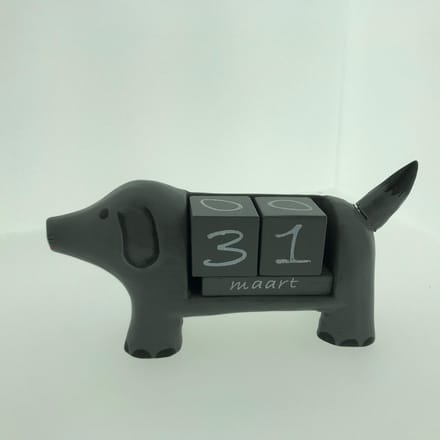 Hond kalender grijs L handgemaakt van hout 23 x 12 cm