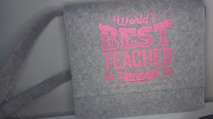 Vilten koerierstas *Best teacher ever* juf/ meester geschenk