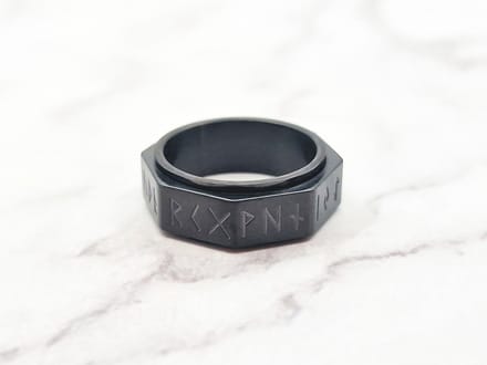 Mei's - Viking Rune Around - ring heren - runen - RVS zwart - ringmaat 65 mm