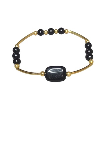 zwarte toermalijn armband met goudenkleurige spacers.