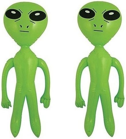 Opblaasbare groene alien figuur - 2x - 64 cm - uit space/de ruimte - buitenaards leven/wezen poppen - groene mannetjes