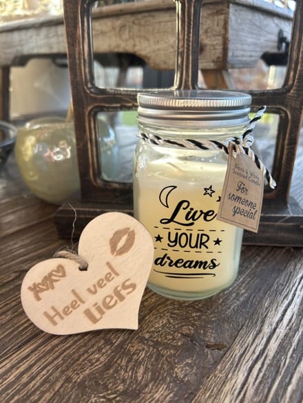 Creaties van Hier - Black & White scented candles Live your dreams met houten hartje – 13,5 cm – vanille