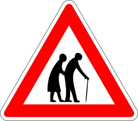 Pas op overstekende ouderen sticker 100 mm