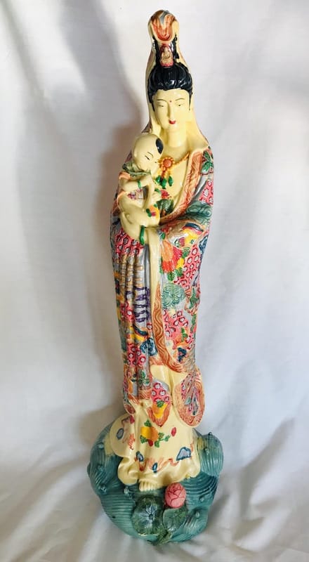 Boeddha Kwan Yin / Guan Yin  met KID 70CM HAND GESCHILDERD
