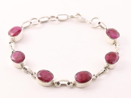Zilveren armband met robijn