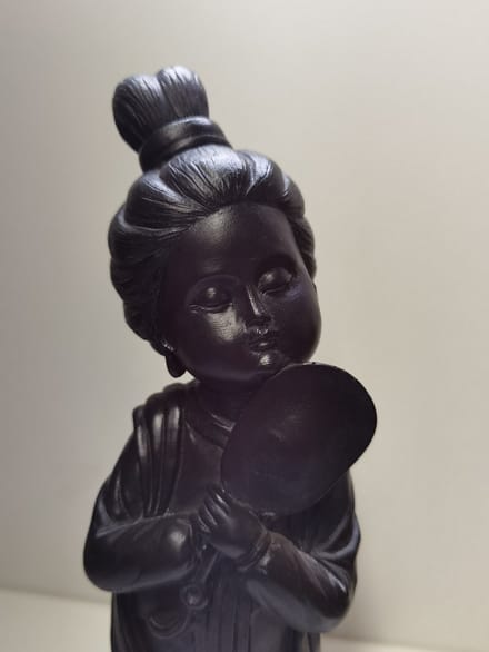 Vrouw - Beeld - hoog: 43cm - Polyresin - China - Oud Bruin