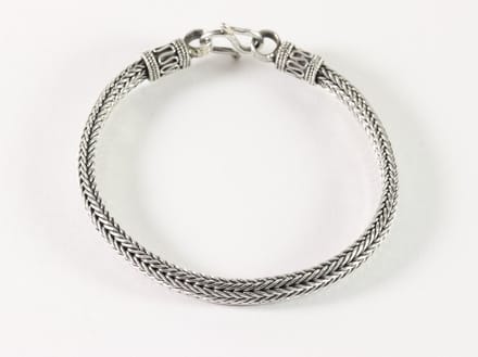 Zware zilveren snake armband met bewerkte sluiting - 18 cm.